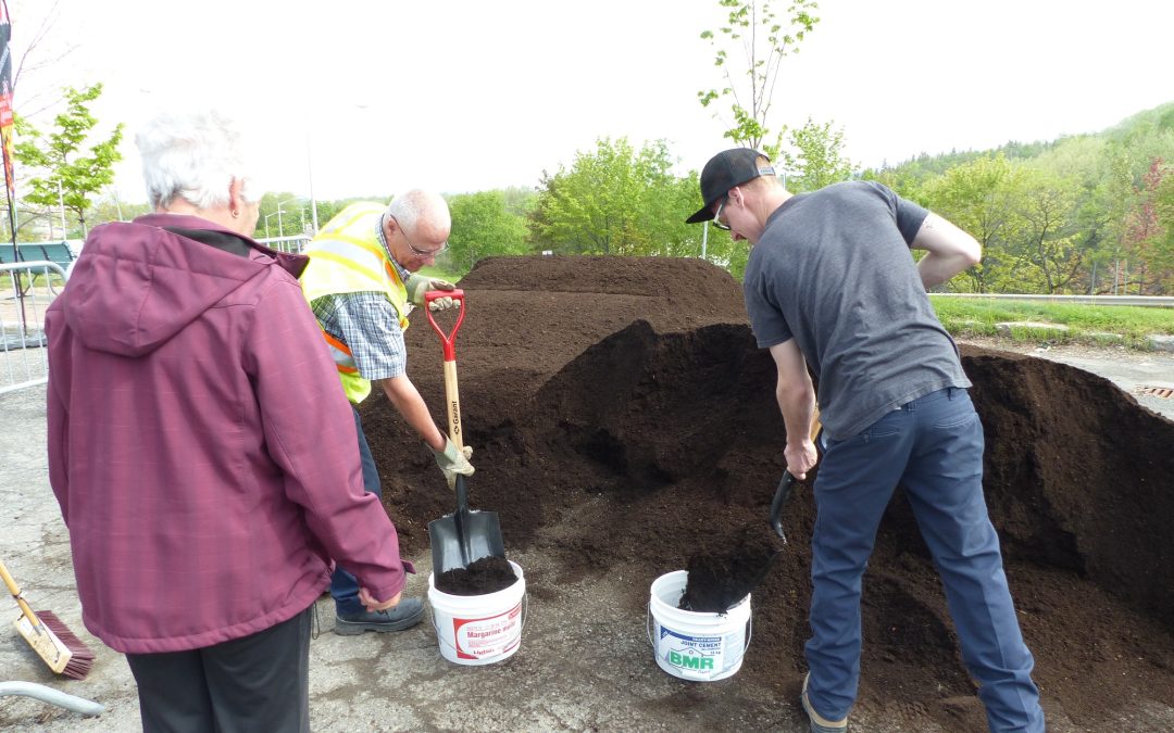 Distribution de compost et de plants d’arbres