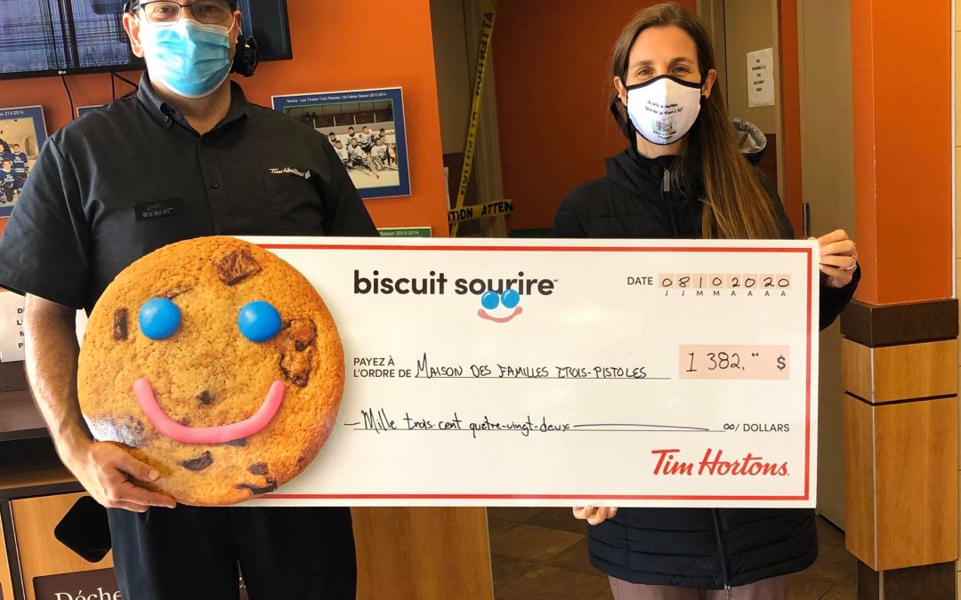 Les biscuits sourires de Tim Hortons rapportent 1382 $ à la Maison de la famille