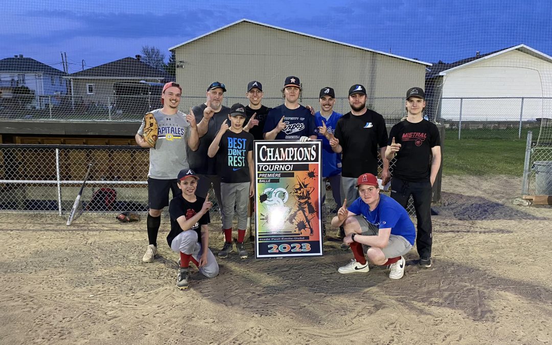 L’équipe du Crevier Express championne du tournoi Première Balle