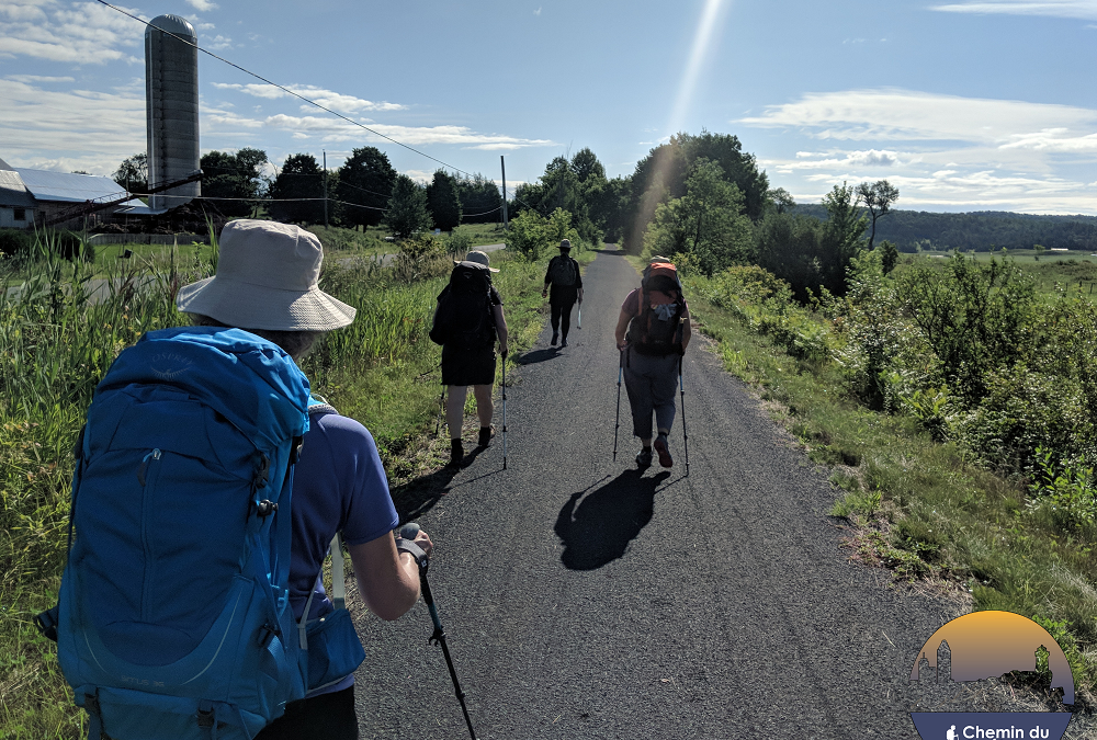 Des marcheurs en direction de Sainte-Rita