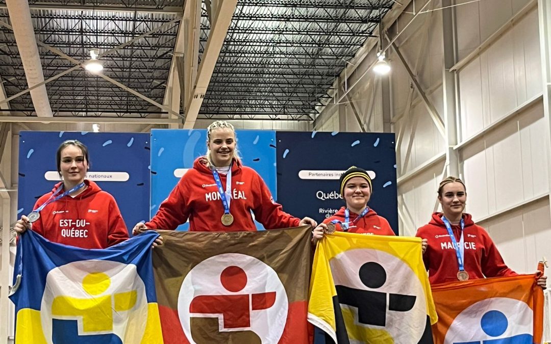 Une judoka monte sur le podium