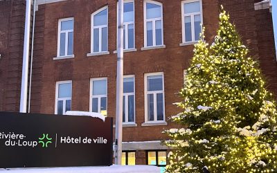 Les bureaux administratifs de la Ville de Rivière-du-Loup en mode estival