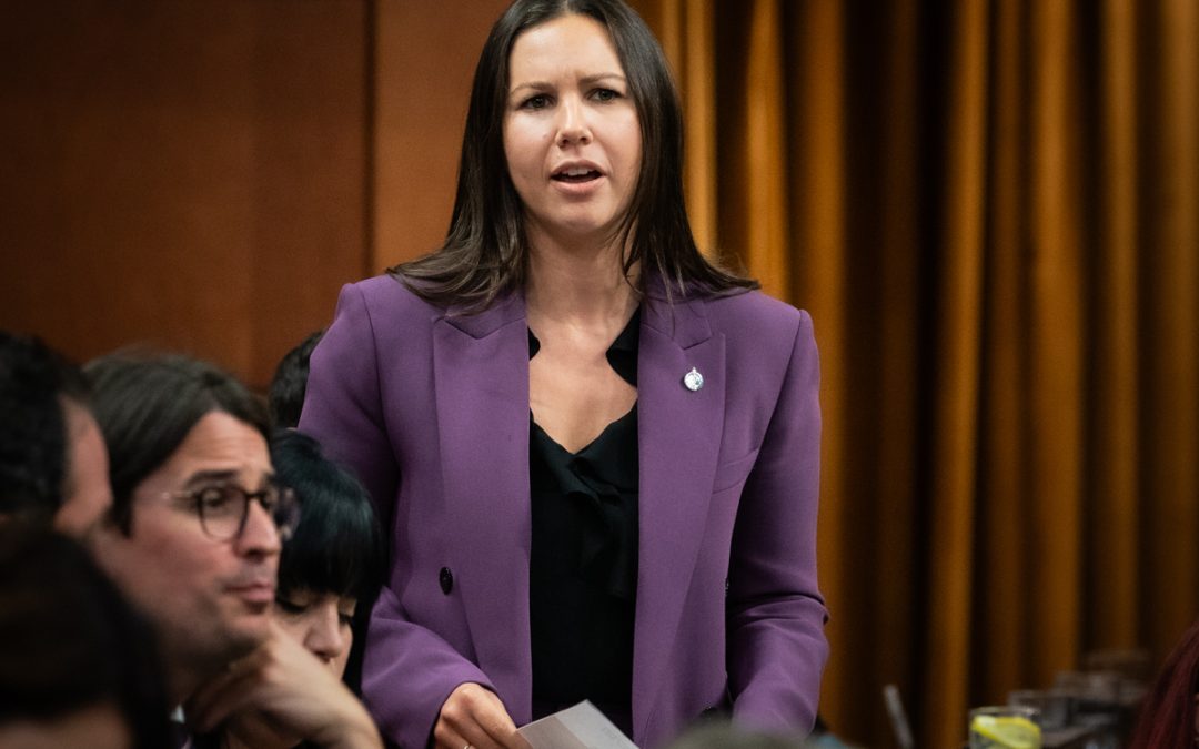 Kristina Michaud estime que le gouvernement libéral ignore et abandonne les travailleurs