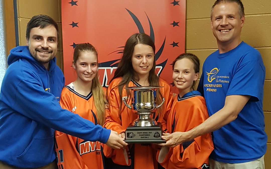 Un premier titre provincial pour 3 jeunes de la concentration de hockey féminin de Trois-Pistoles.