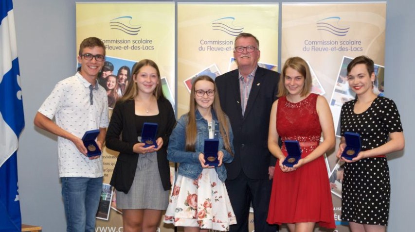 Cinq diplômés reçoivent la Médaille académique du Gouverneur général du Canada