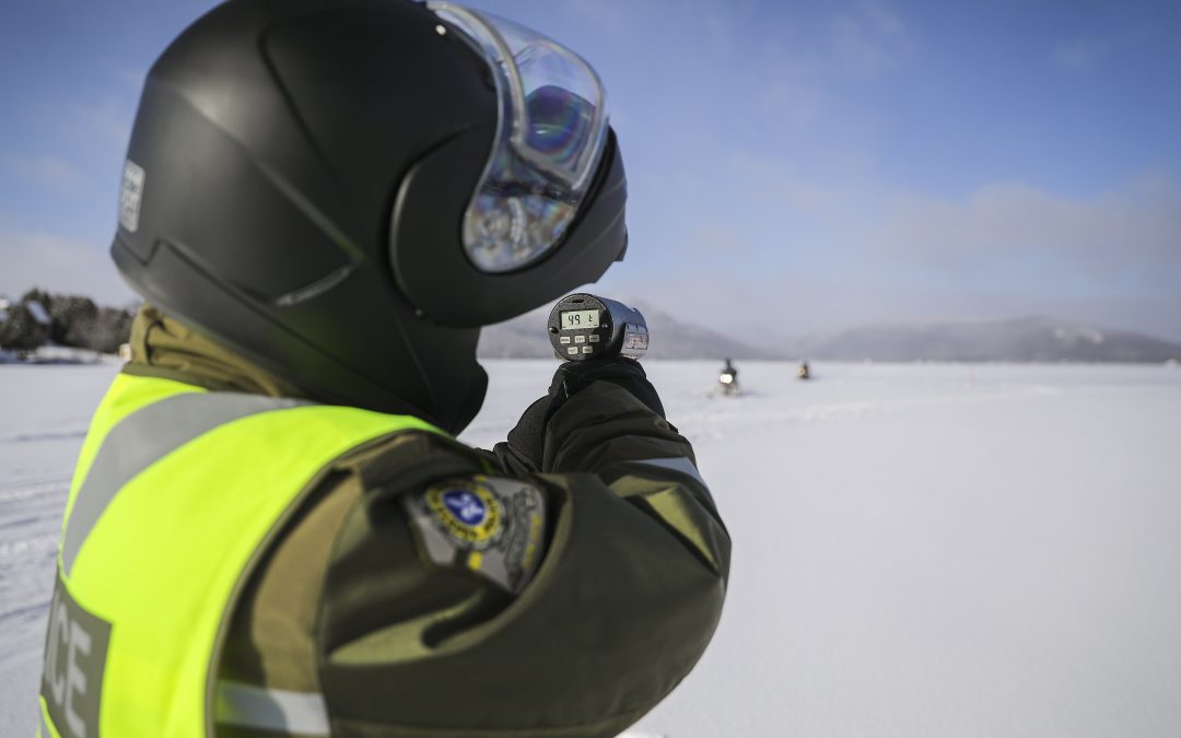 Un motoneigiste surpris à 160 km/h