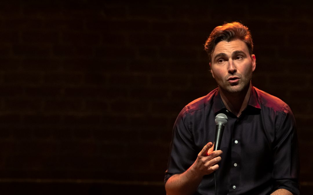 L’humoriste Simon Gouache vient présenter son nouveau spectacle