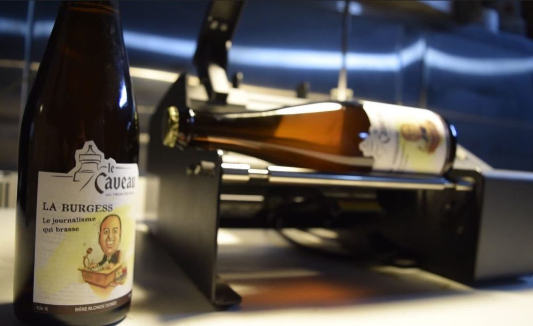 La Burgess, bière du journalisme qui brasse, pour le 10e anniversaire de la Fondation Sandy-Burgess