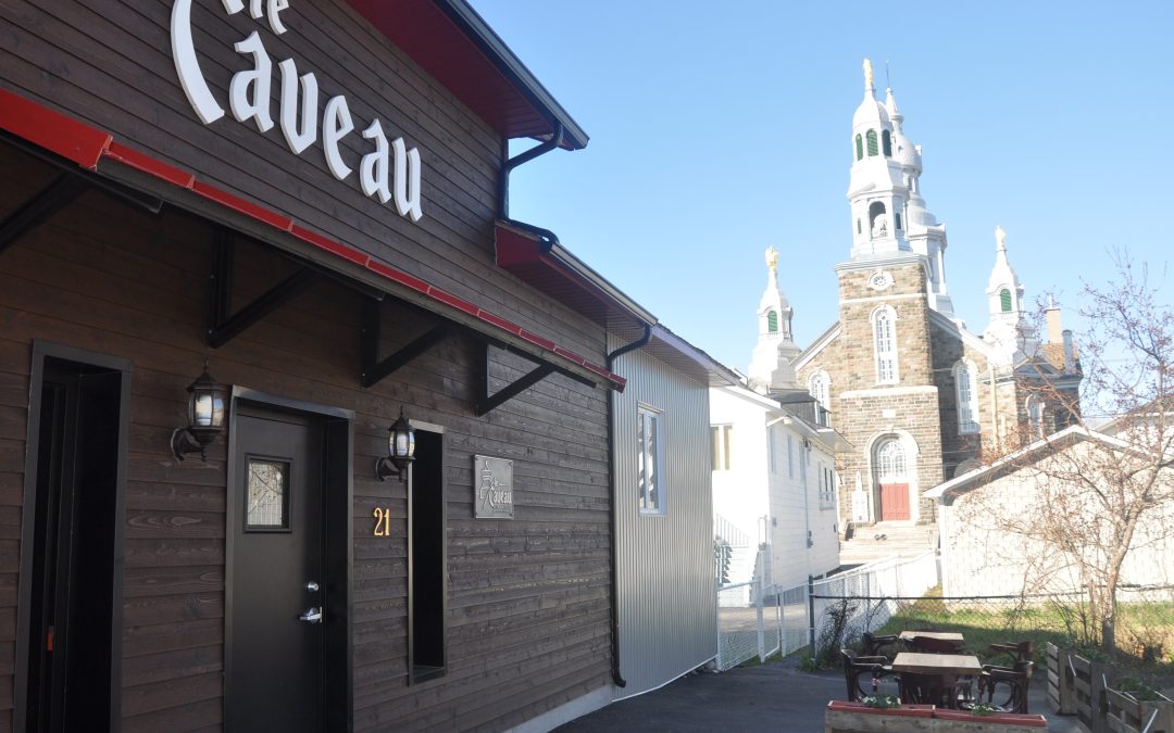 Victor-Levy Beaulieu remet un don d’une valeur de 10 000 $ à la campagne du Caveau des Trois-Pistoles