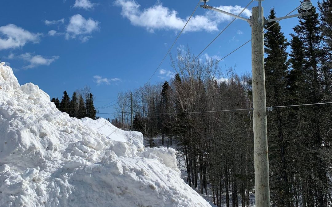 Déneigement : attention aux poteaux et fils électriques