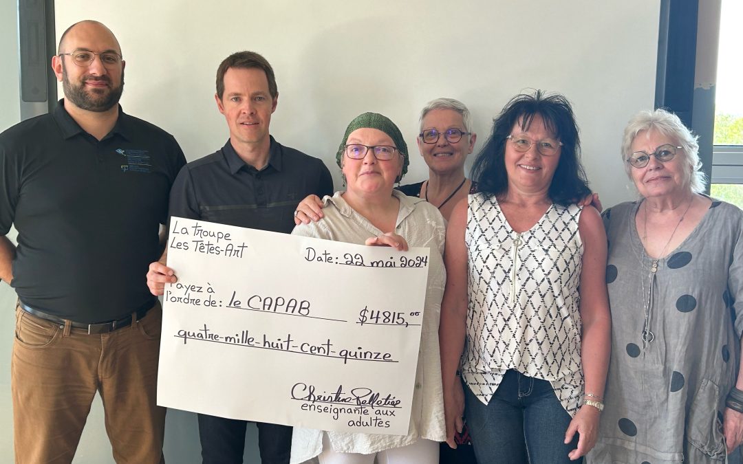 La troupe de théâtre les « Têtes-Art » remet 4 815  $ au CAPAB