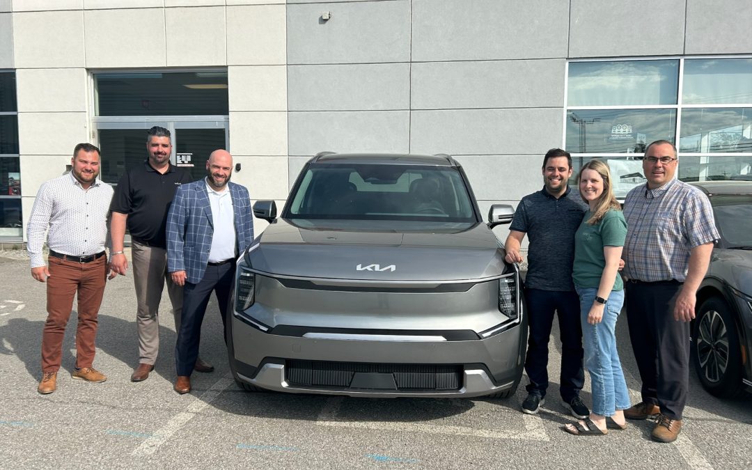 Le gagnant de la Loterie Maison Marie-Élisabeth opte pour un KIA EV9 chez Formule Kia