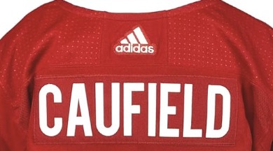 Un jersey autographié par Cole Caufield mis à l’encan à Trois-Pistoles