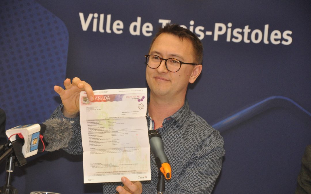 Simon Croz reçoit son permis de travail